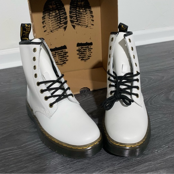 NEW Dr. Martens Zavala Eyelet White Patent Boots 8 - Picture 2 of 8